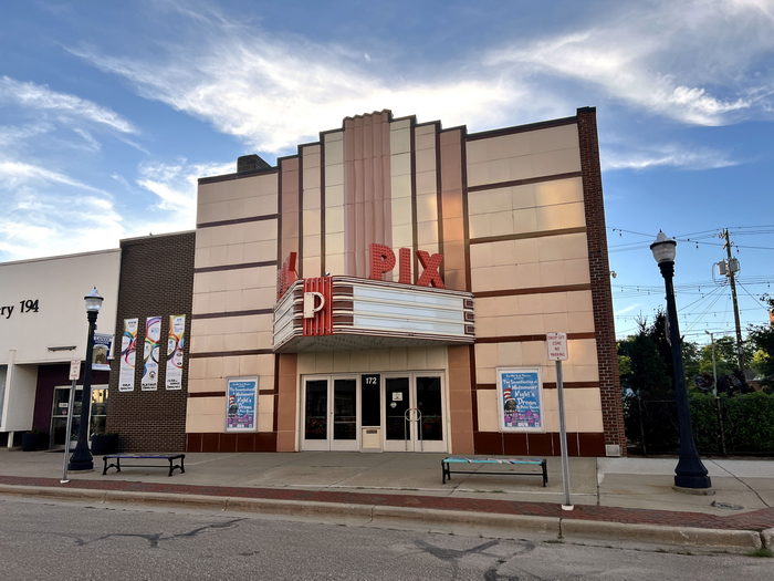 Pix Theatre Lapeer MI - WaterWinterWonderland.com - Movie Theatres